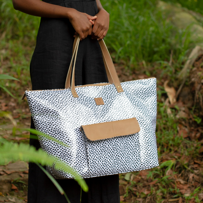 Beach Bag Scatter Black on White